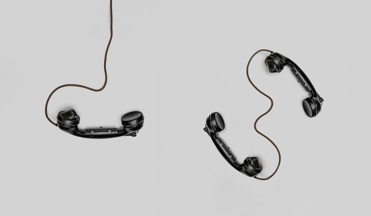 Zdjęcie trzech słuchawek telefonicznych vintage
