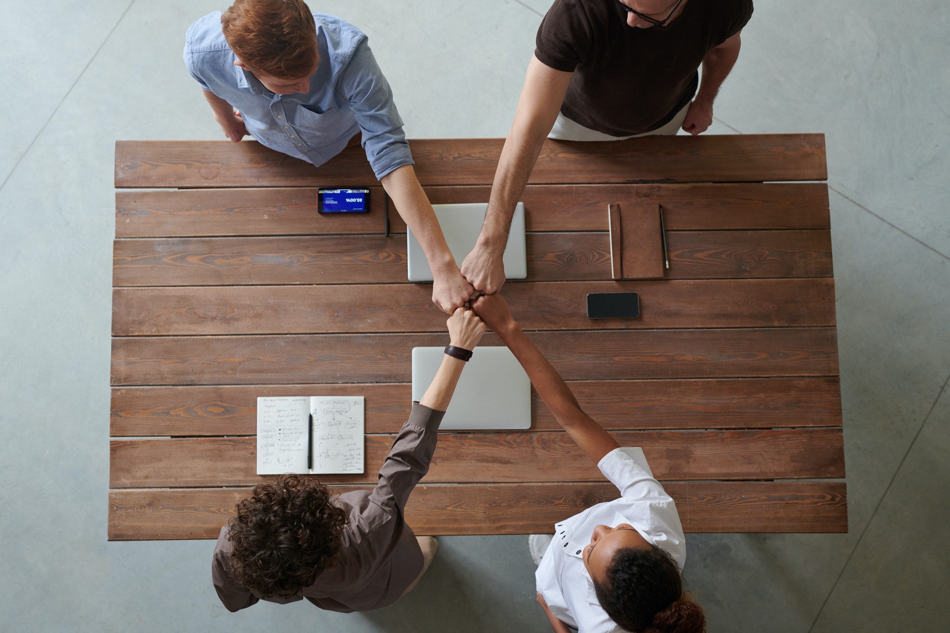 Zdjęcie osób wykonujących poczwórny fist bump