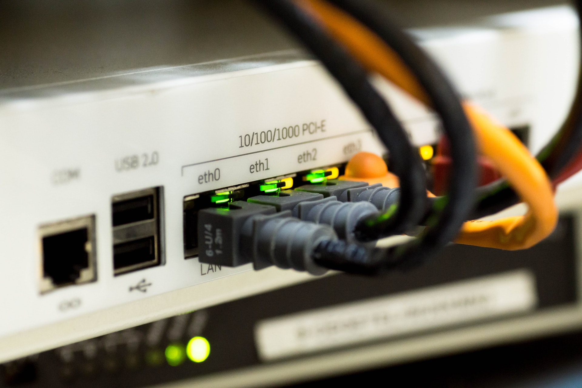 Zdjęcie kabli internetowych podłączonych do urządzenia