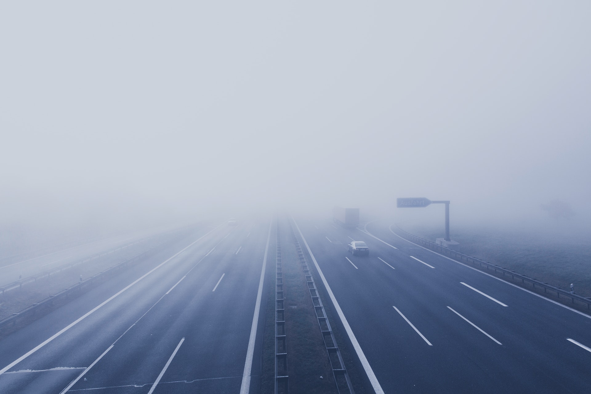 Zdjęcie drogi znikającej w mgle