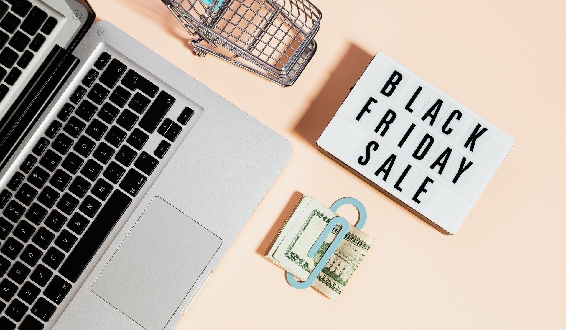 Zdjęcie laptopa, banknotów i znaku "Black Friday Sale"