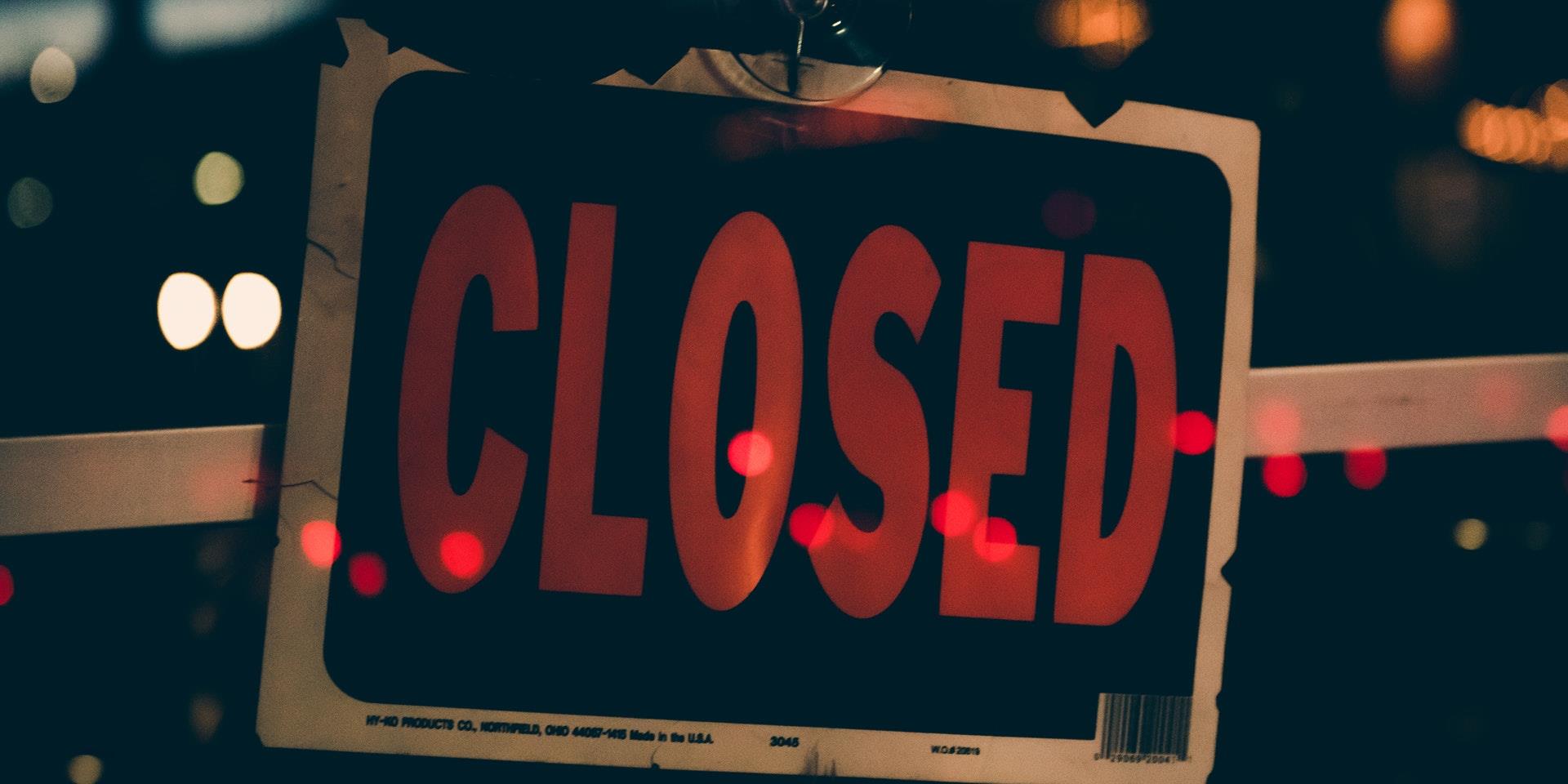 A photo of a closed sign